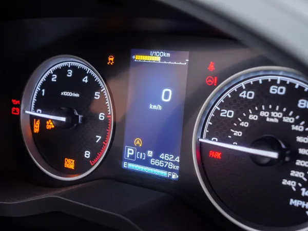 Auto przeszło w tryb awaryjny – czy można jechać dalej i co to oznacza?