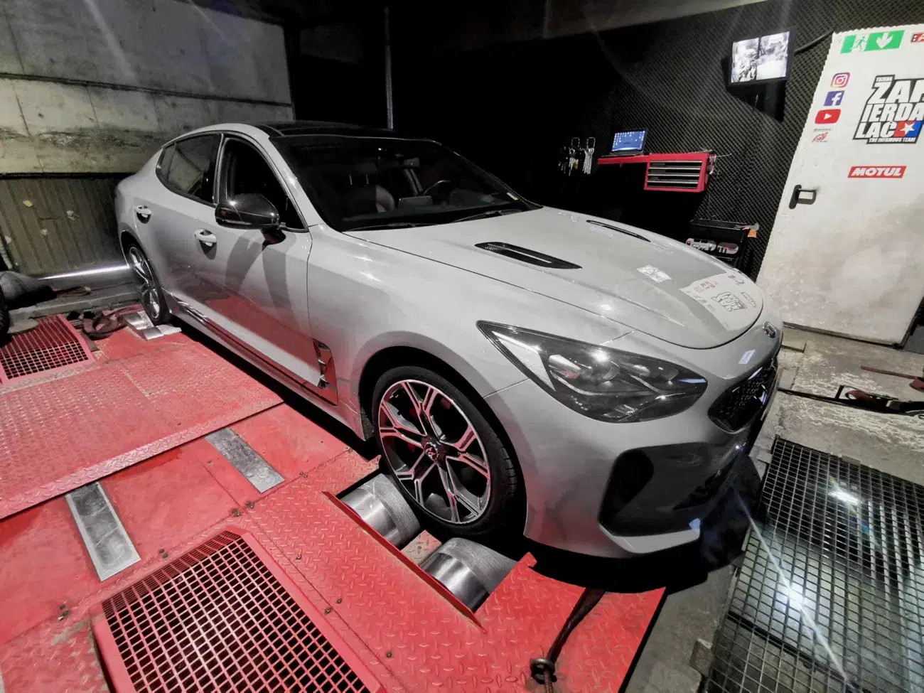 Kia Stinger 3.3 T-GDI 366 KM 269 kW 2018 — archiwalna realizacja EMsetup