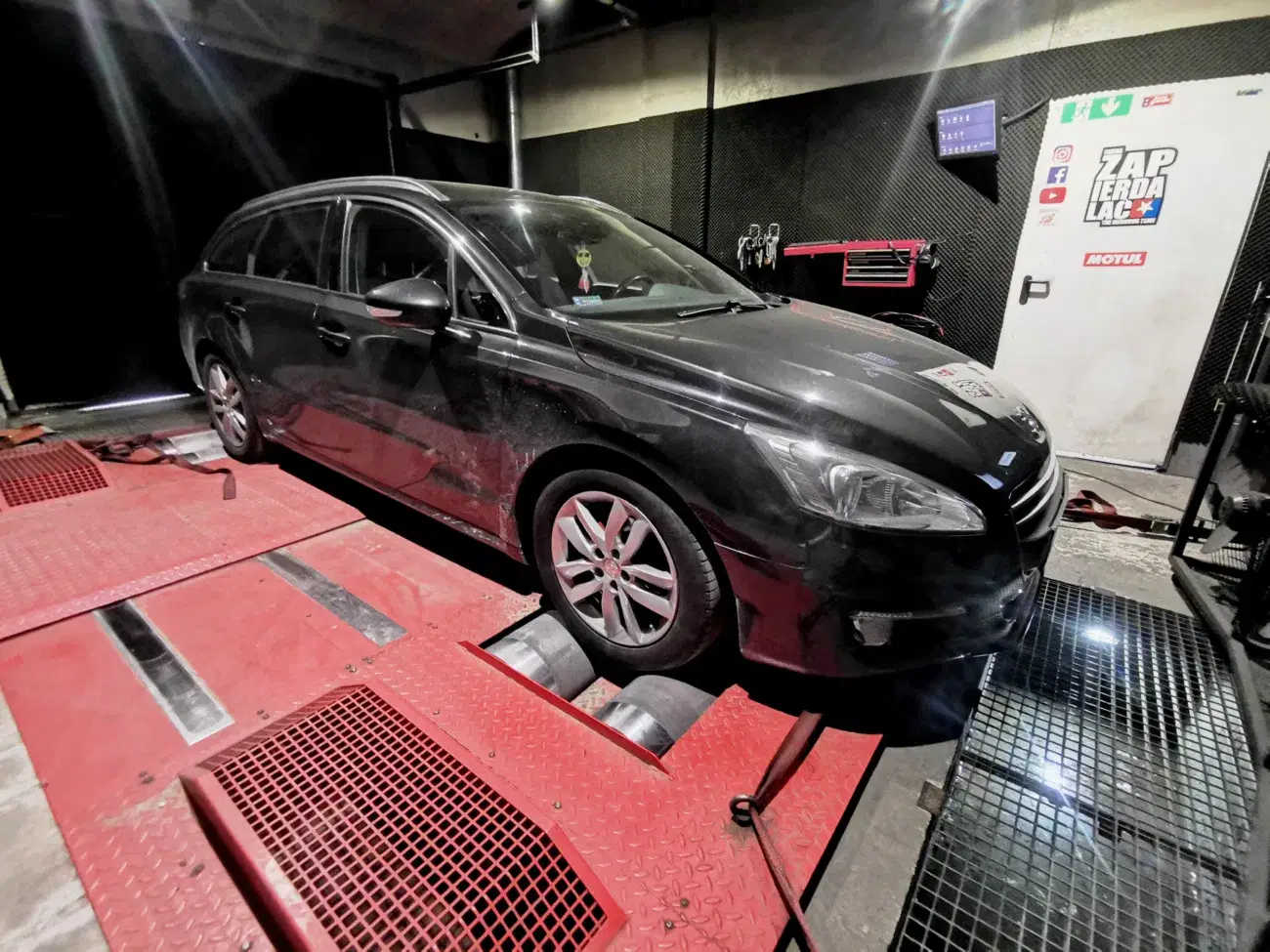 Peugeot 508 I 2.0 HDi 140 KM 103 kW 2011 — zdjęcie samochodu 2, EMsetup