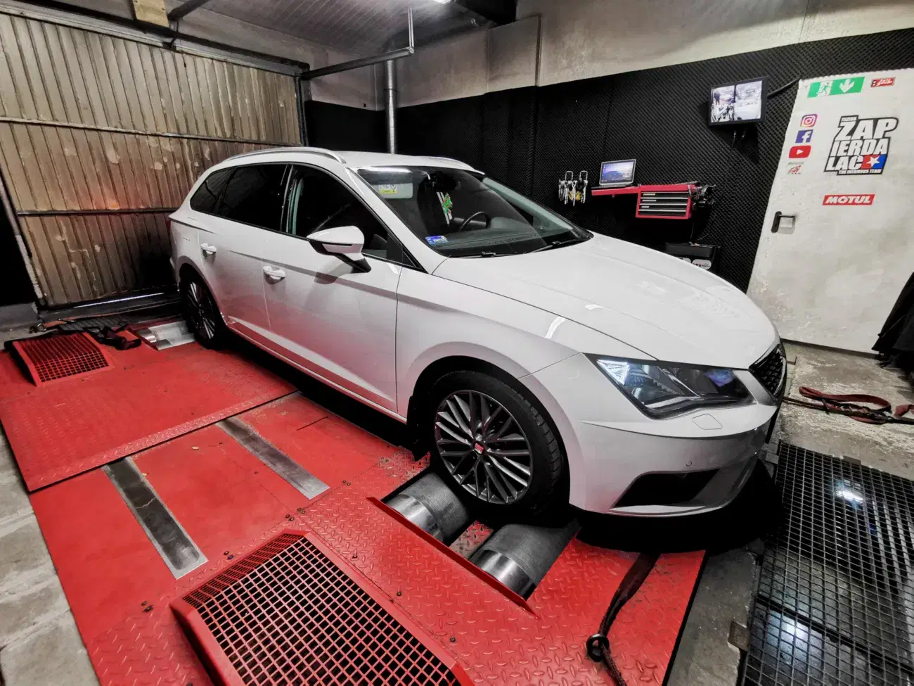 Seat Leon 5F 1.2 TSI 110 KM 81 kW 2017 — zdjęcie samochodu 2, EMsetup