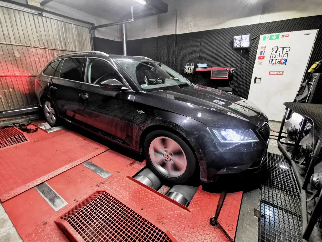Skoda Superb III 2.0 TDI 190 KM 140KW 2017 — zdjęcie samochodu 3, EMsetup