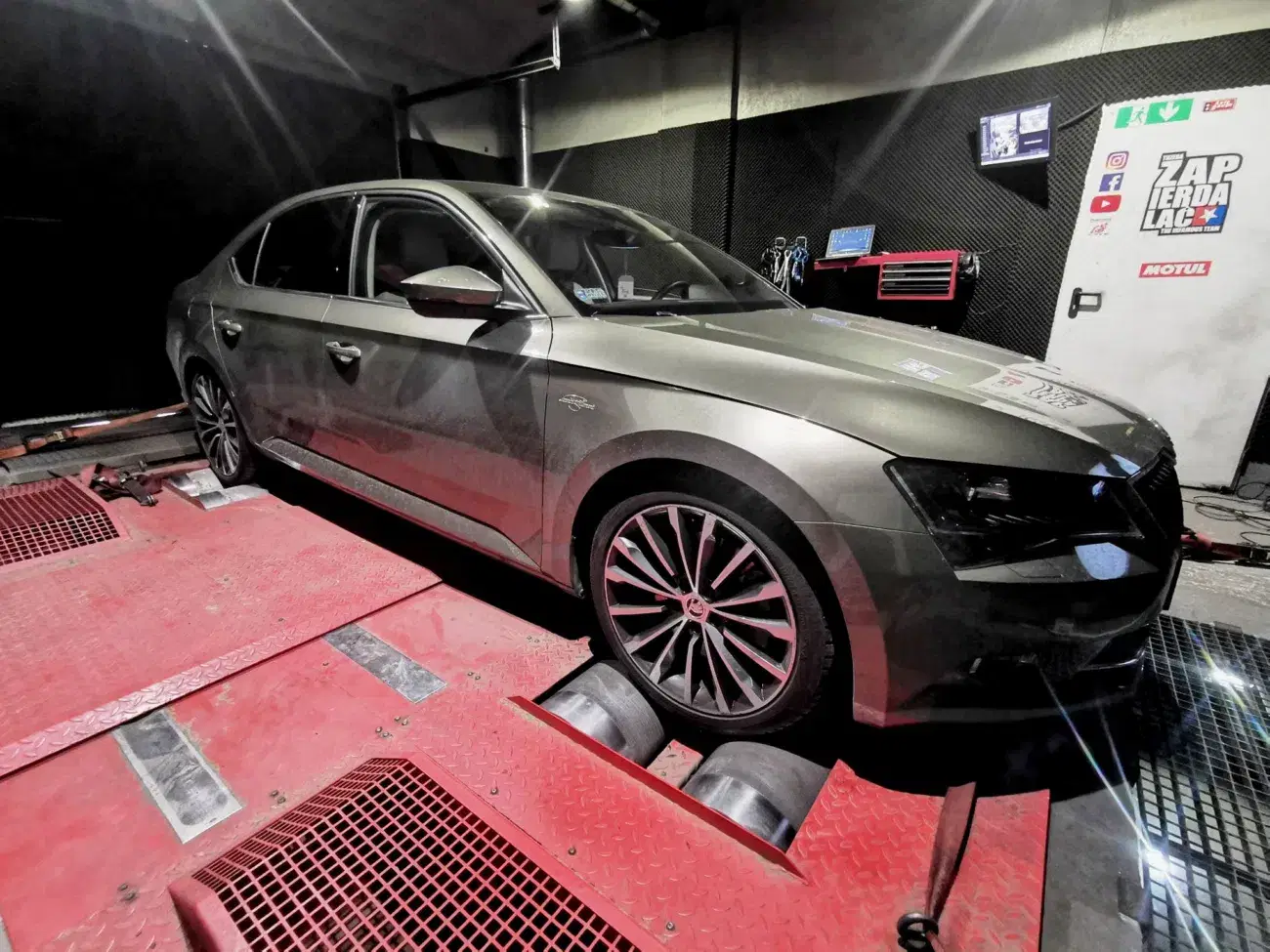 Skoda Superb III 2.0 TSI 280 KM 206 kW 2017 4x4 DSG — zdjęcie samochodu 2, EMsetup