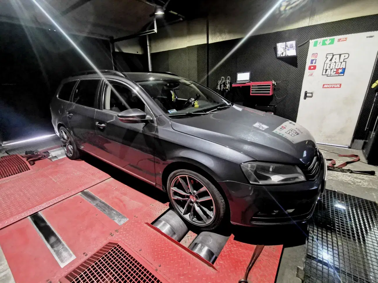 Volkswagen Passat B7 2.0 TDI CR 140 KM 103 kW 2011 — zdjęcie samochodu 3, EMsetup