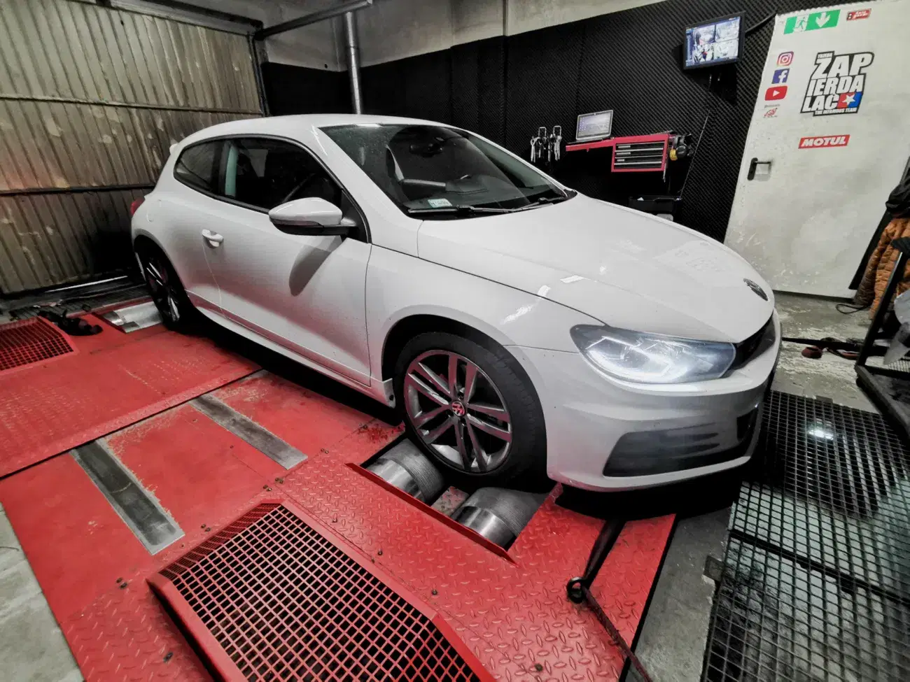 Volkswagen Scirocco III 2.0 TSI 180 KM 132 kW 2015 — zdjęcie samochodu 3, EMsetup